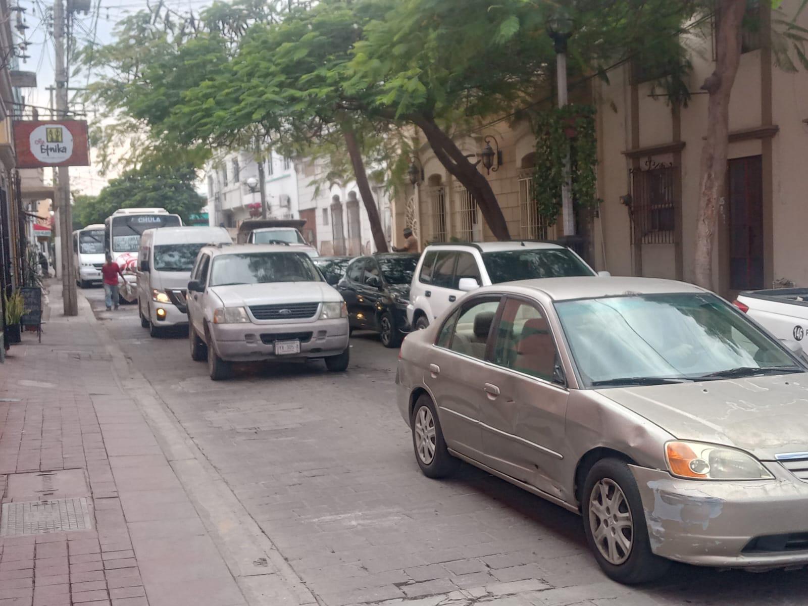 $!Transporte turístico incrementa congestionamiento vial en el Centro de Mazatlán
