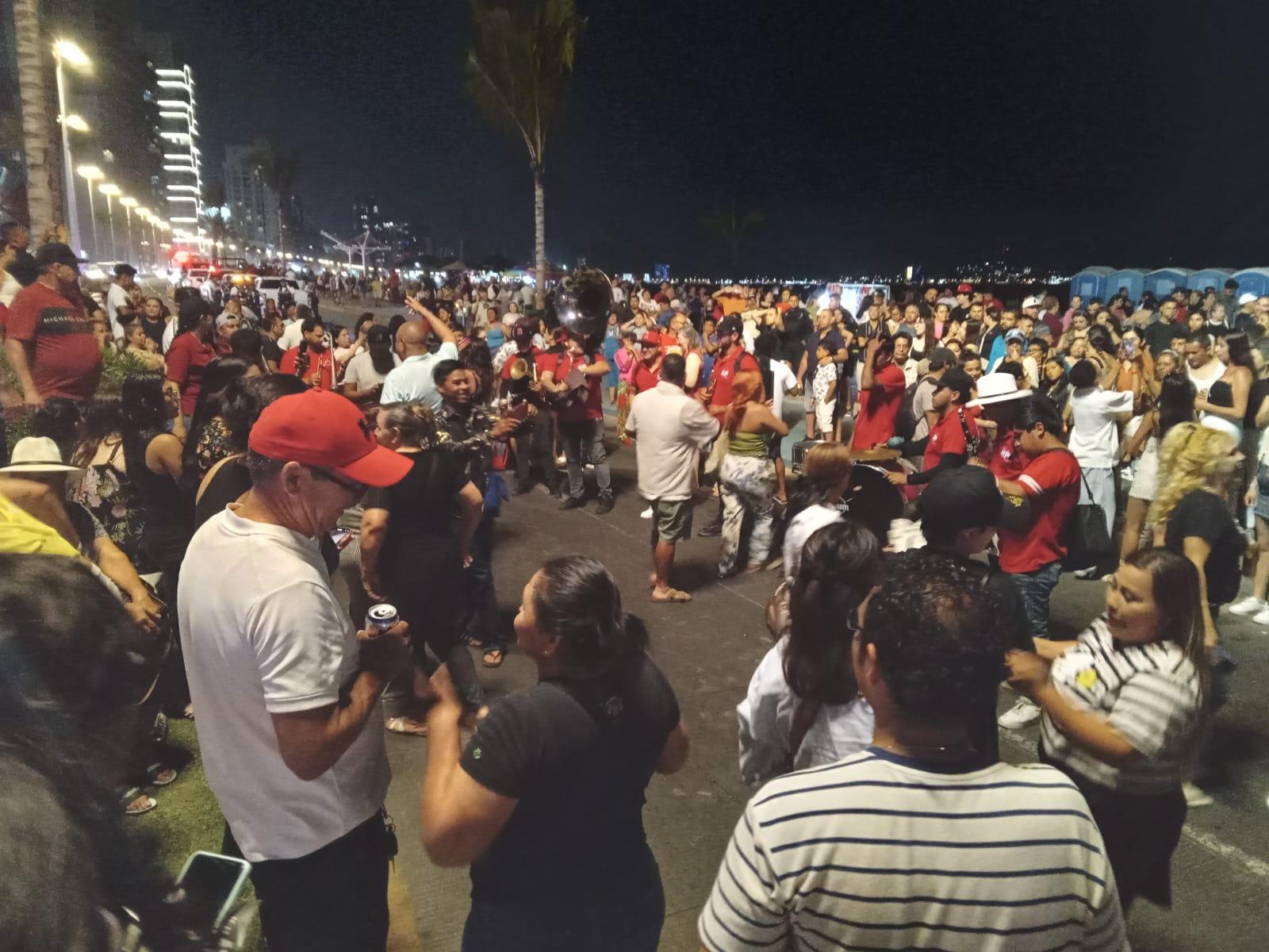 $!Arman la fiesta y cierran tramo del malecón en Mazatlán