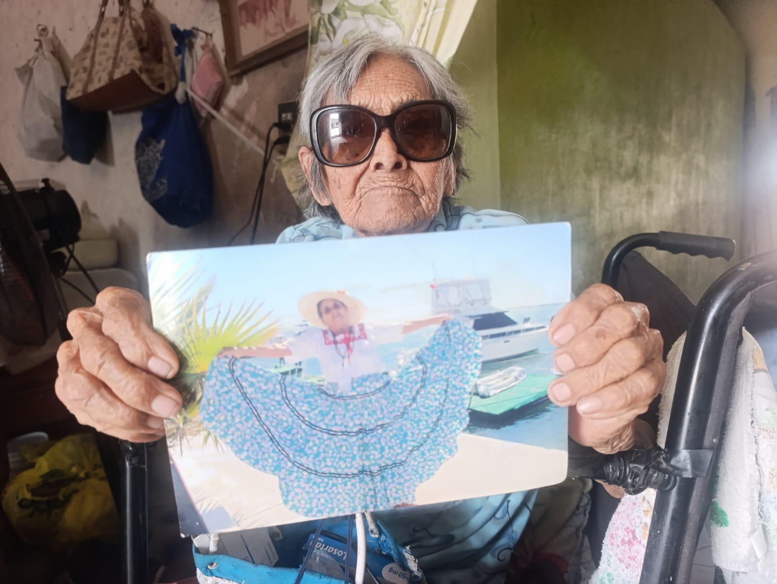 $!El baile le permitió a doña ‘Chicha’ viajar de un lado a otro; hoy, en Escuinapa, necesita de una silla para moverse