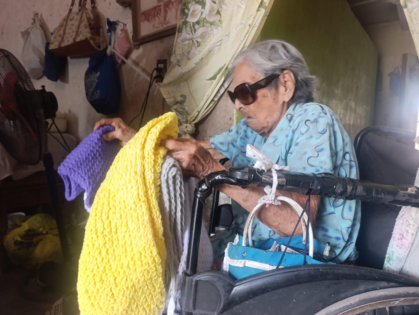 $!El baile le permitió a doña ‘Chicha’ viajar de un lado a otro; hoy, en Escuinapa, necesita de una silla para moverse