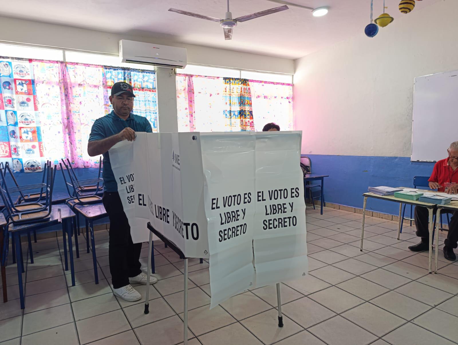 $!En Escuinapa, Víctor Manuel es el primero en la fila para emitir su voto en la elección judicial