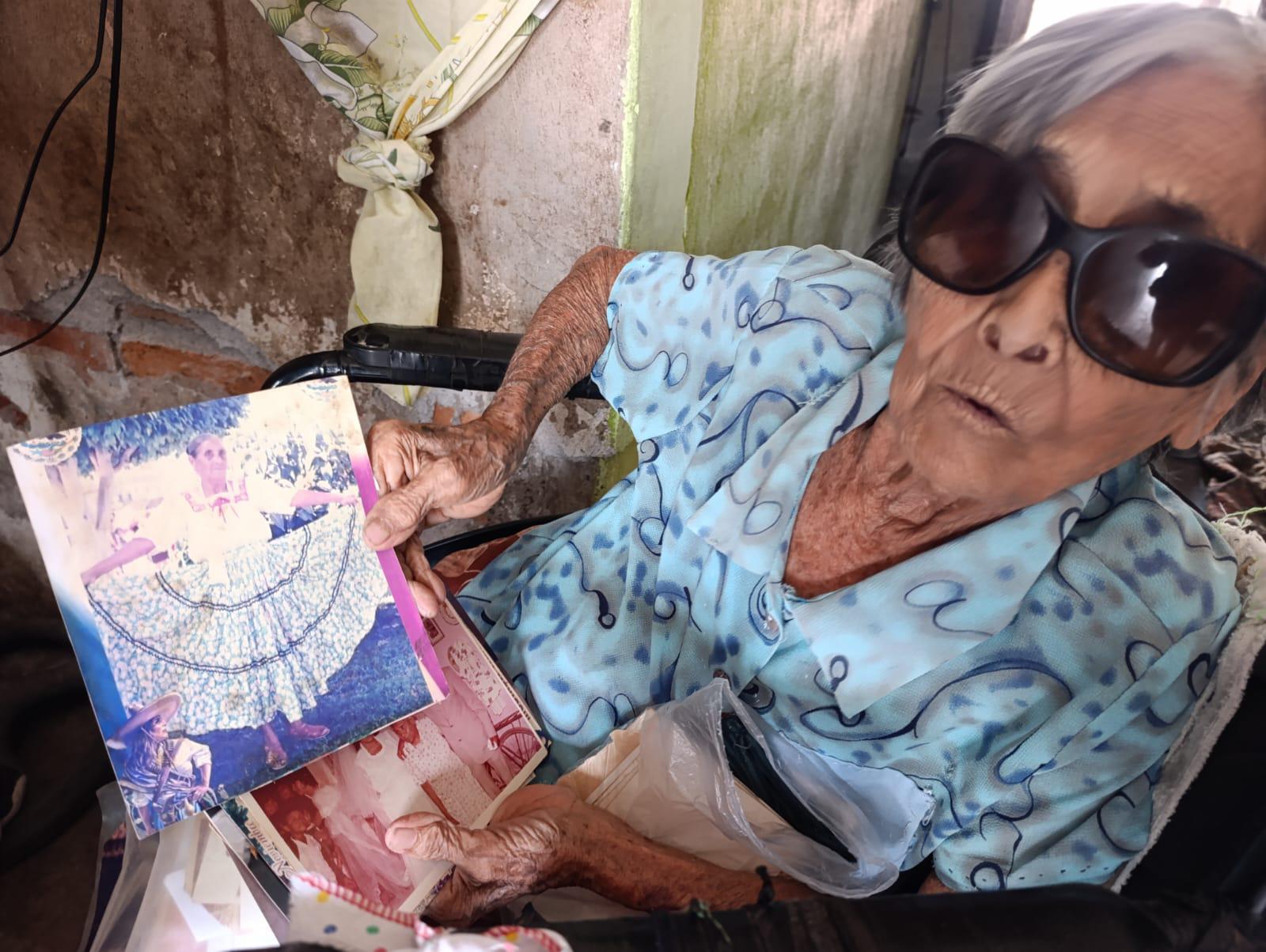$!El baile le permitió a doña ‘Chicha’ viajar de un lado a otro; hoy, en Escuinapa, necesita de una silla para moverse