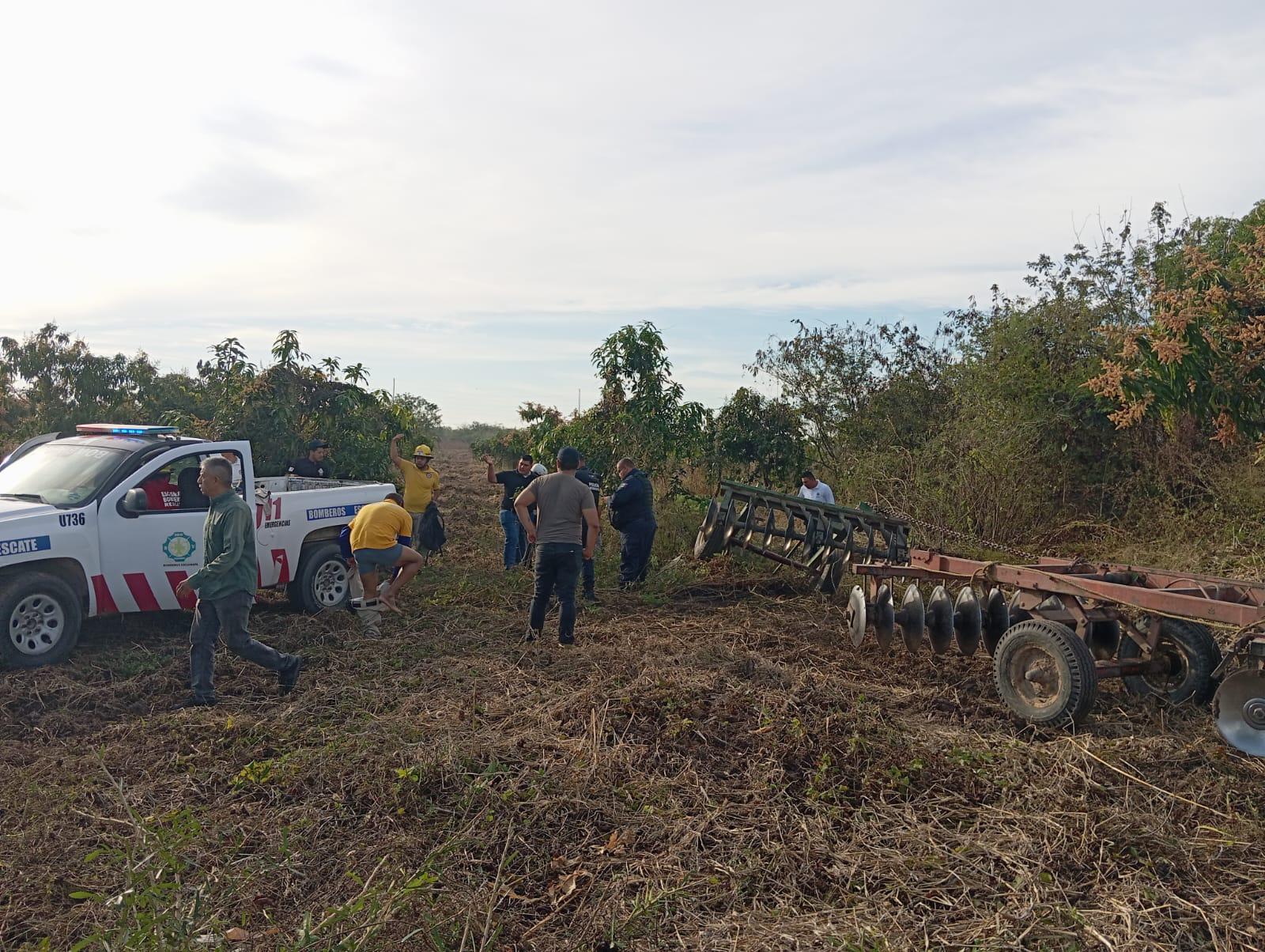 $!Hombre cae a noria con un tractor y fallece, en Escuinapa