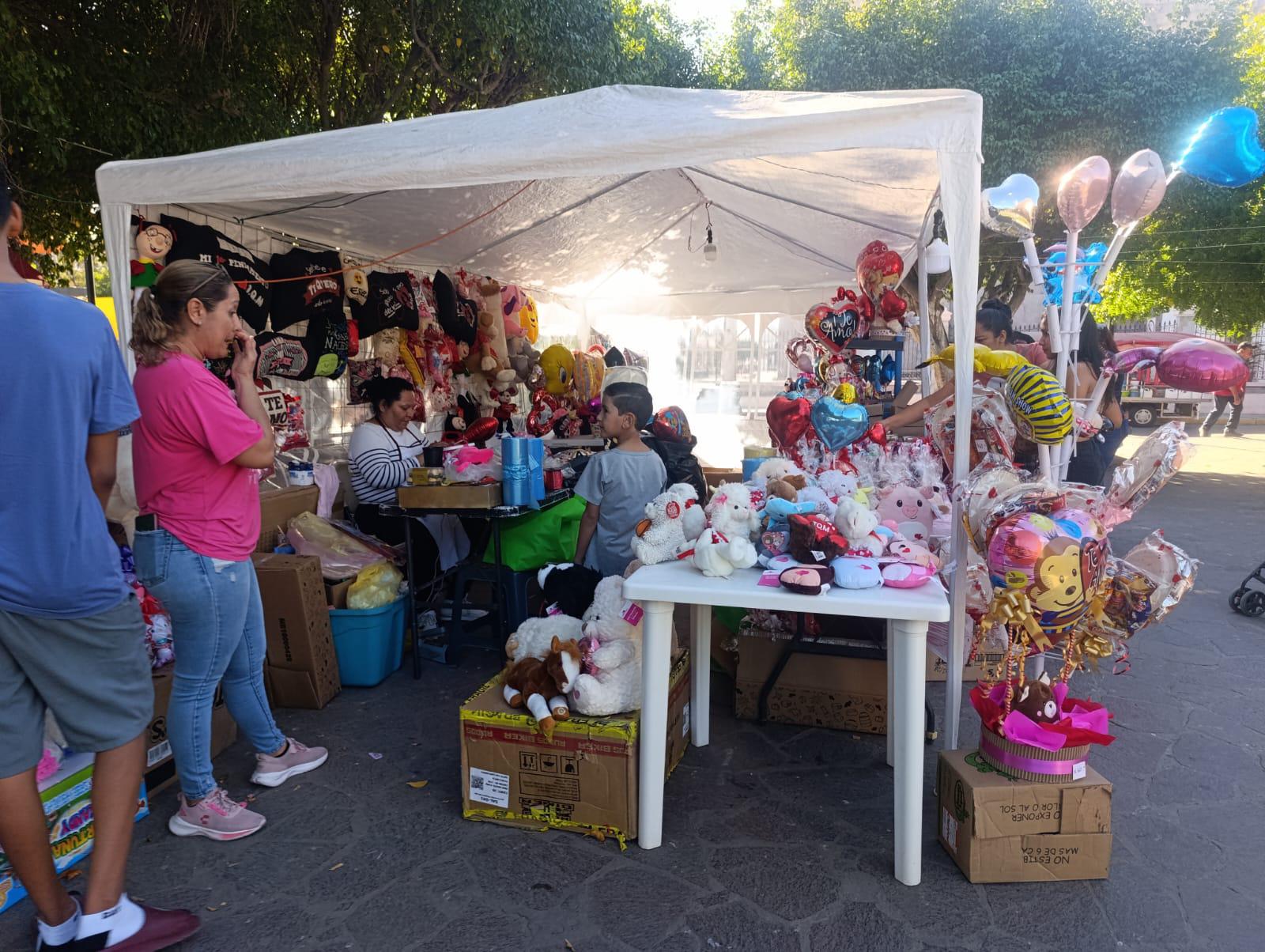 $!Comerciantes de Escuinapa esperan repunte en ventas por San Valentín