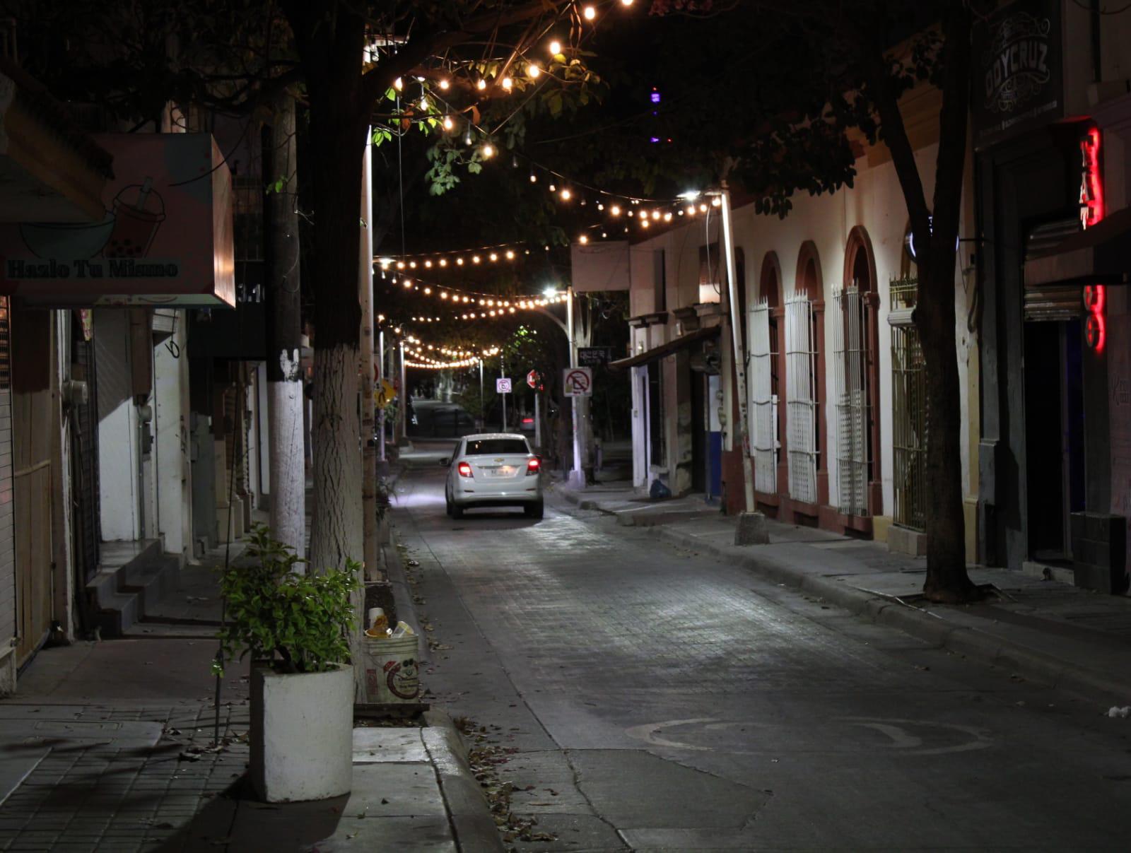 $!Operativo nocturno revitaliza el Paseo del Ángel; plazas comerciales, aún con zozobra