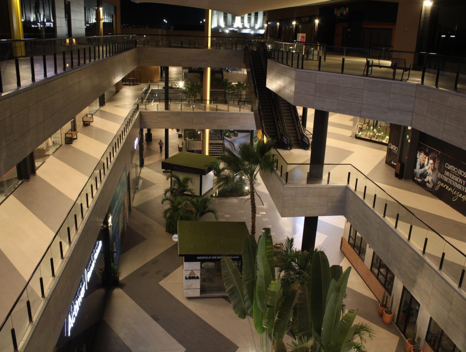 $!Operativo nocturno revitaliza el Paseo del Ángel; plazas comerciales, aún con zozobra