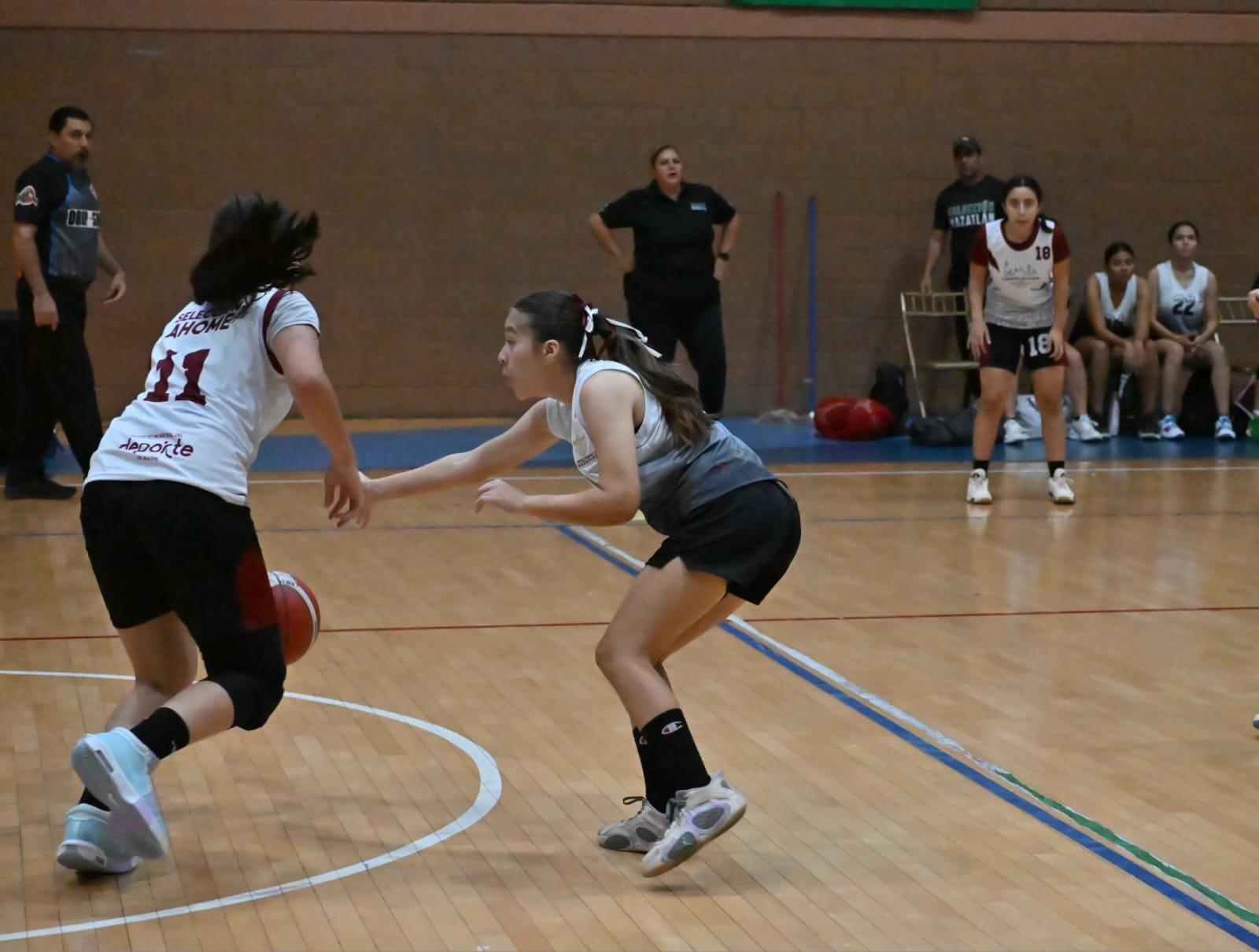 $!Divide Selección Mazatlán triunfos con Ahome, en el estatal de baloncesto