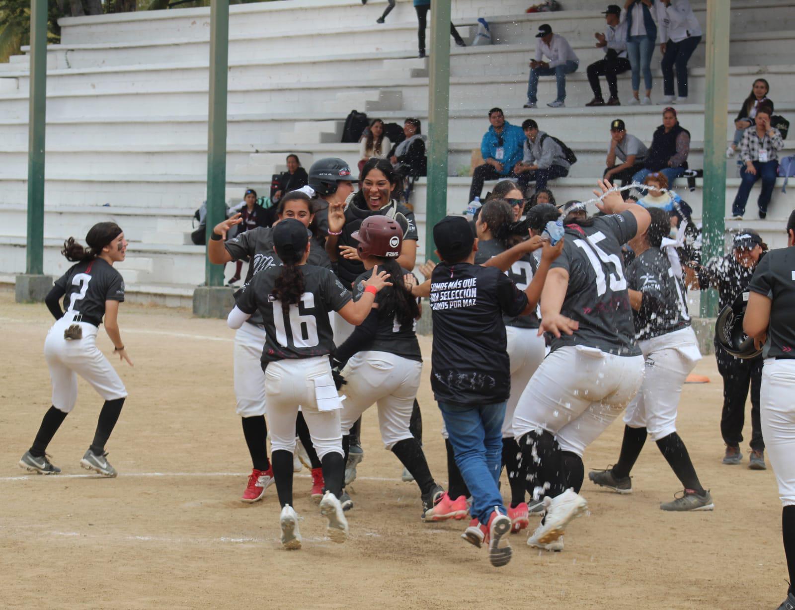 $!Softbolistas de Mazatlán se cuelgan el oro en la Juvenil Menor Femenil