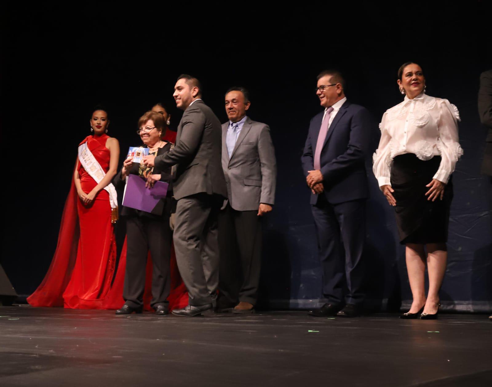 $!Elsa Cross recibe el Premio Mazatlán de Literatura 2024.