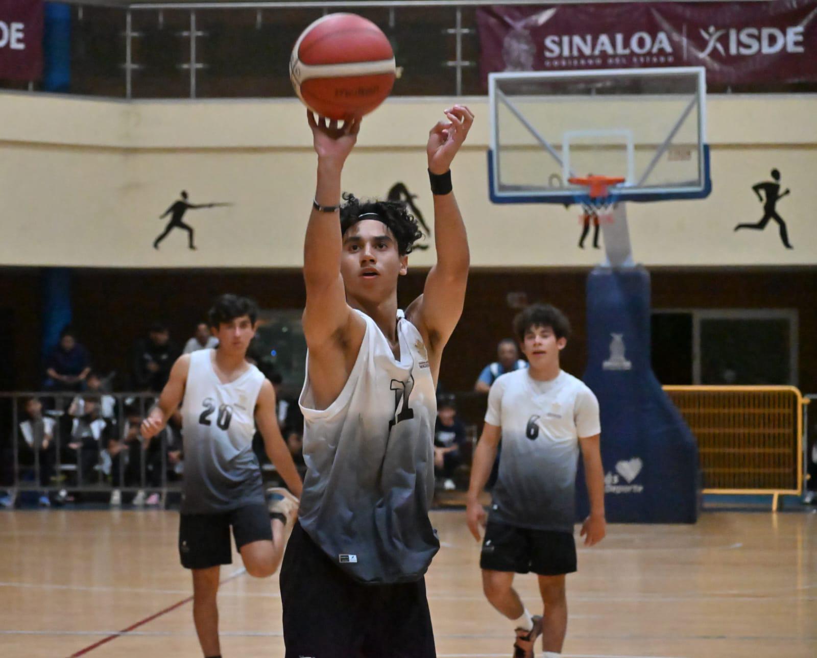 $!Divide Selección Mazatlán triunfos con Ahome, en el estatal de baloncesto