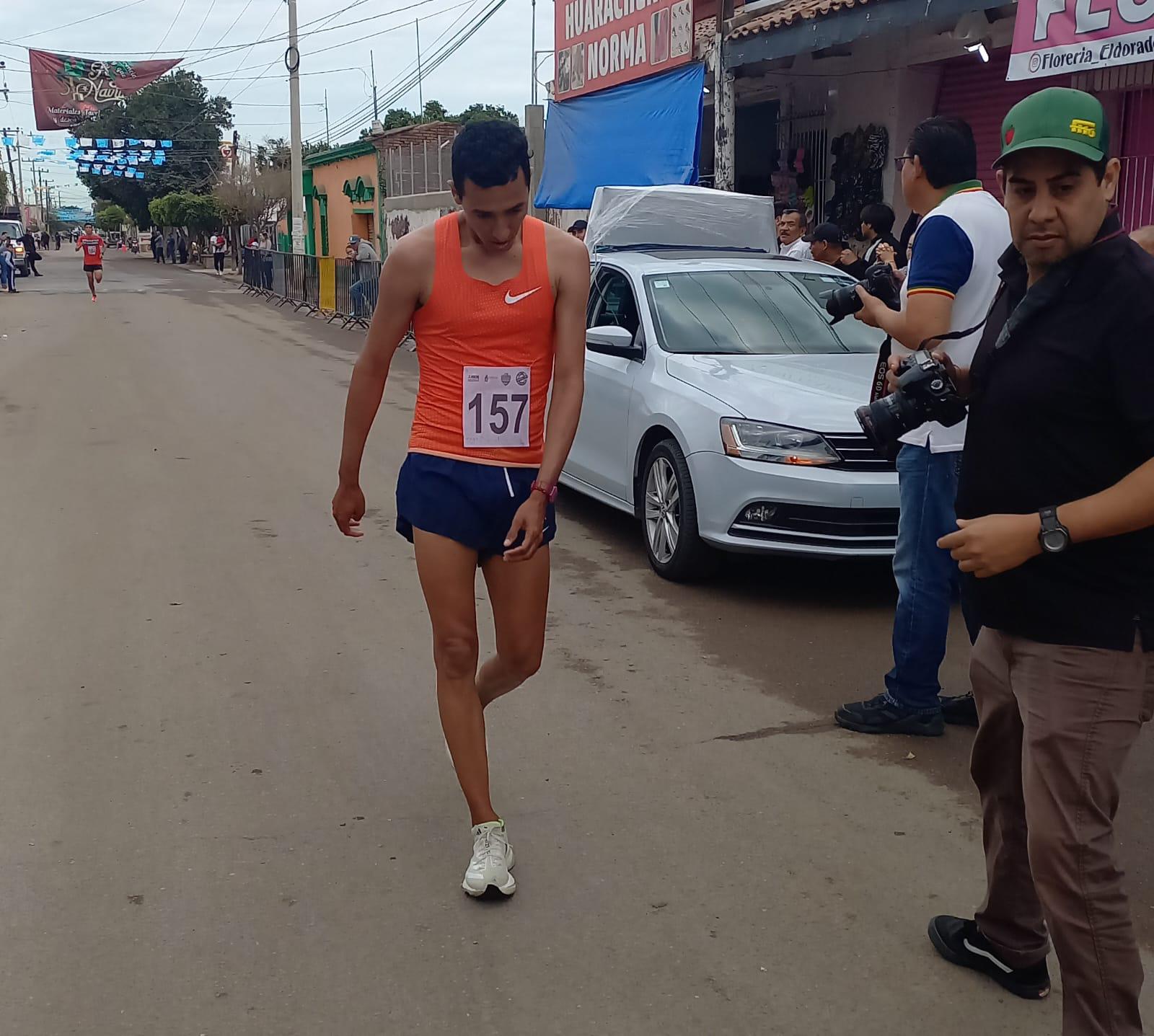 $!Mazatleca Norma Labrador anda desatada y ahora gana el Medio Maratón de la Candelaria en Quilá