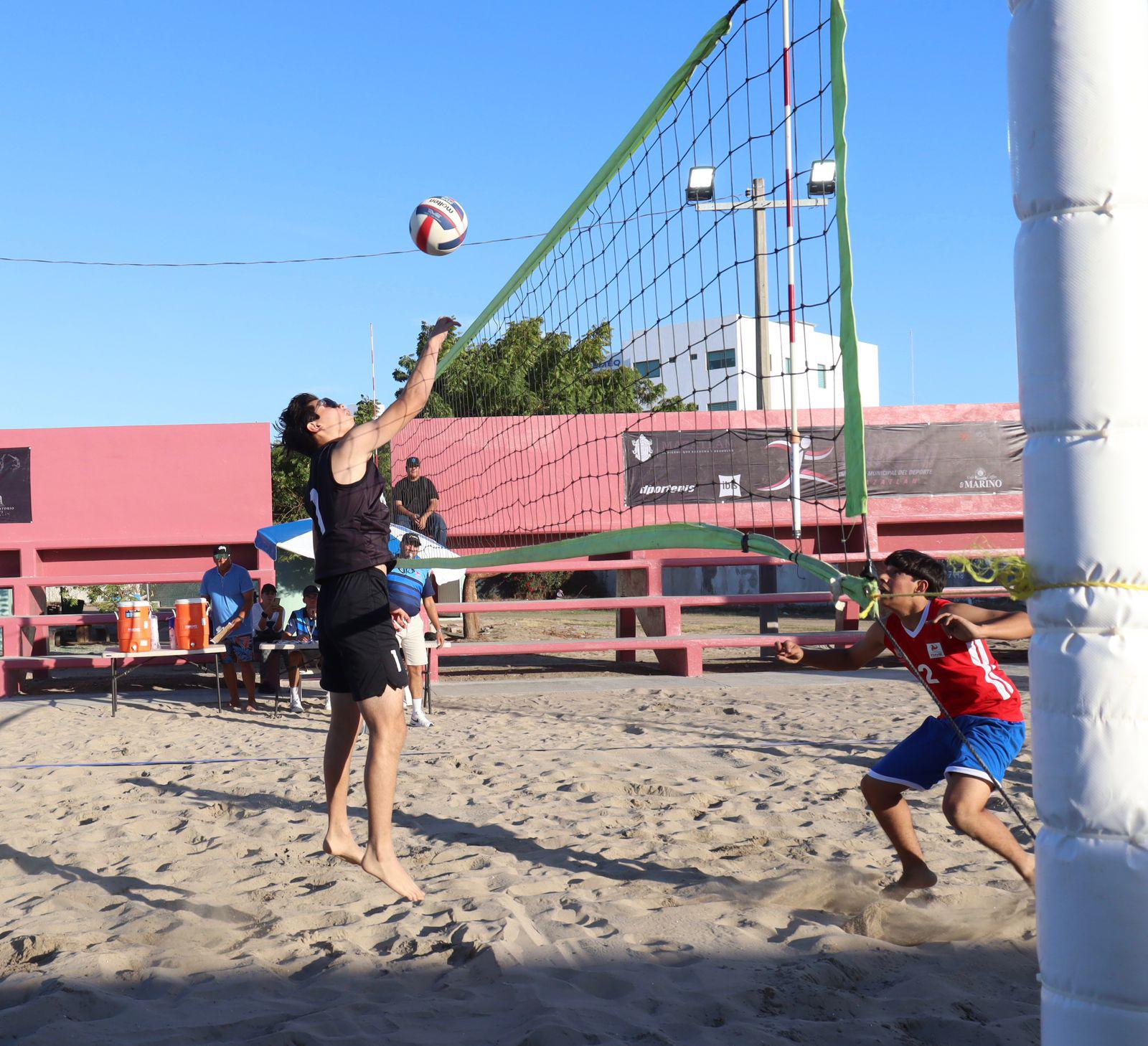 $!Inician Aby Rodríguez e Ivette Carrillo con el pie derecho el estatal de voleibol de playa