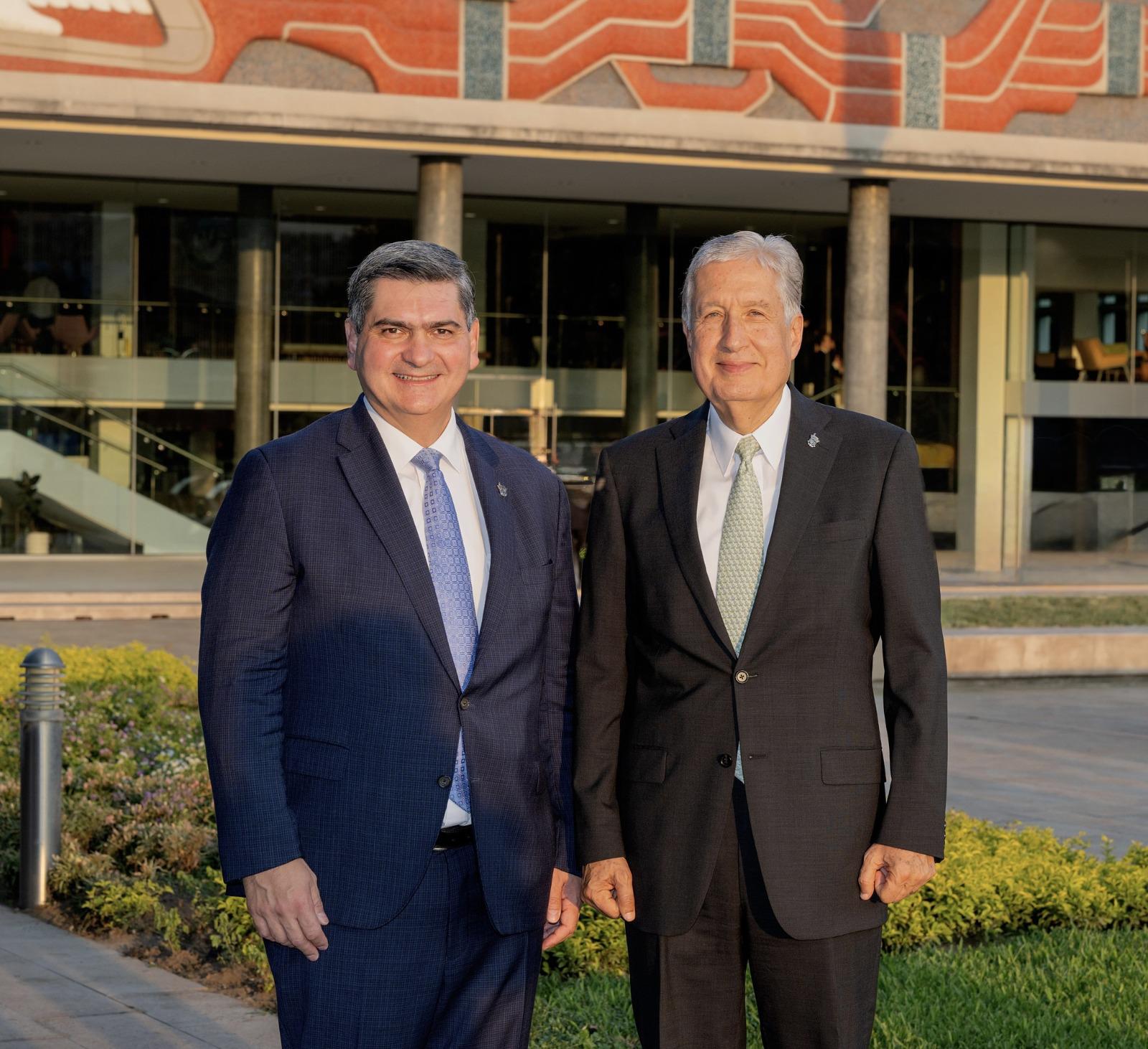 $!El Rector David Garza Salazar y el Rector emérito, David Noel Ramírez, al frente del mural representativo del Tec en el Campus Monterrey.