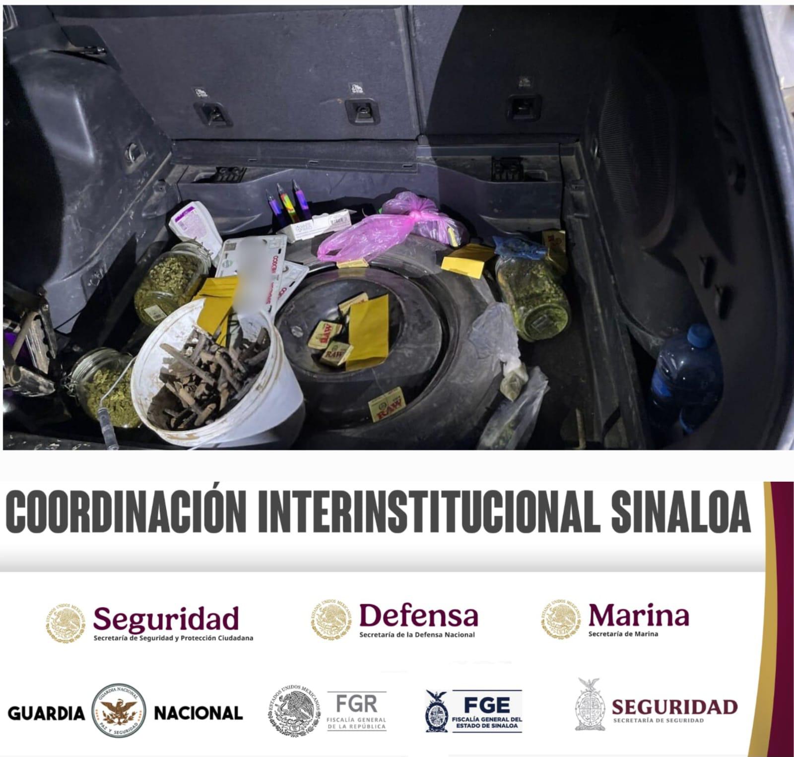 $!Hallan vehículo robado con dosis de drogas y ponchallantas en Navolato