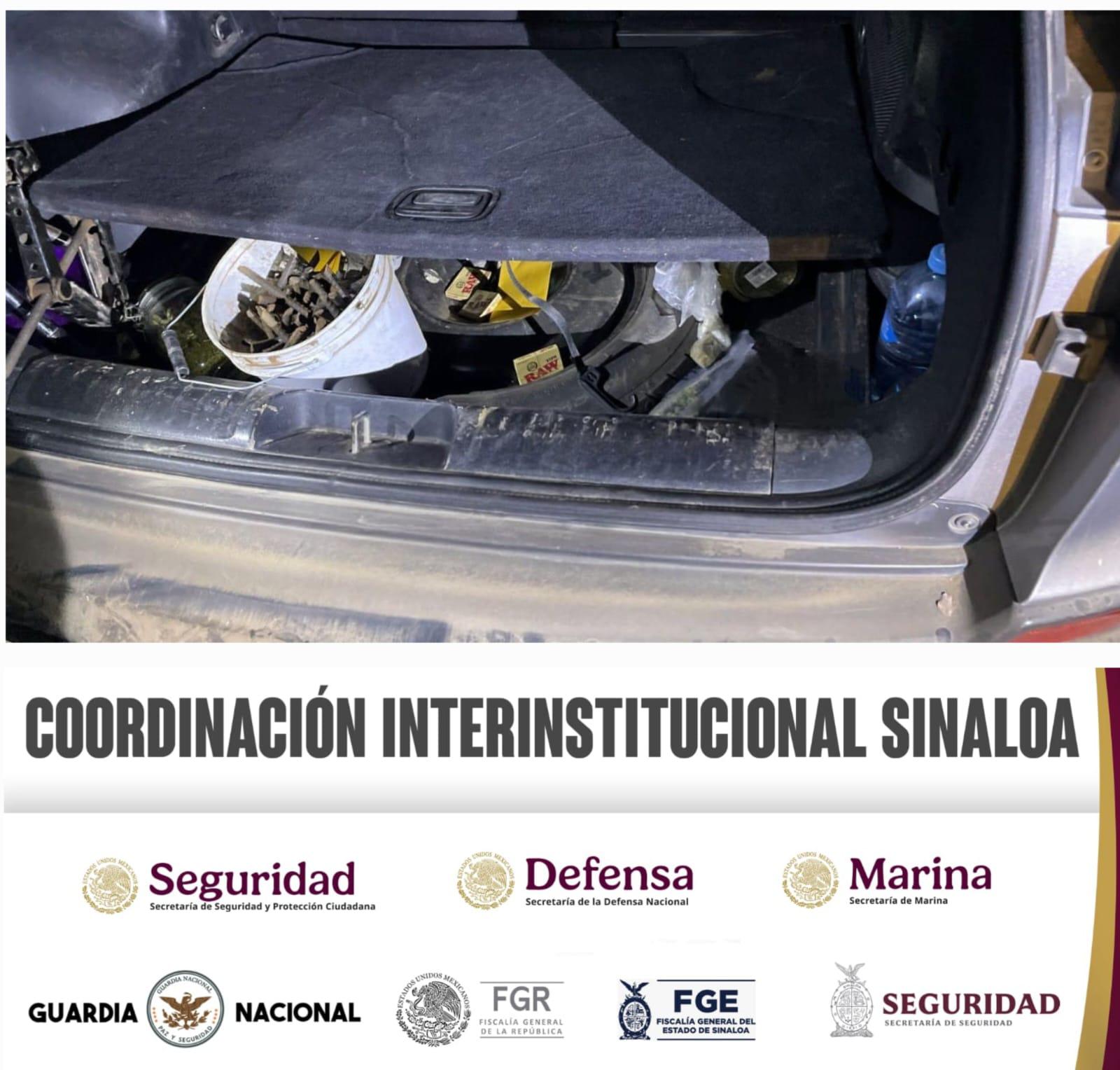$!Hallan vehículo robado con dosis de drogas y ponchallantas en Navolato