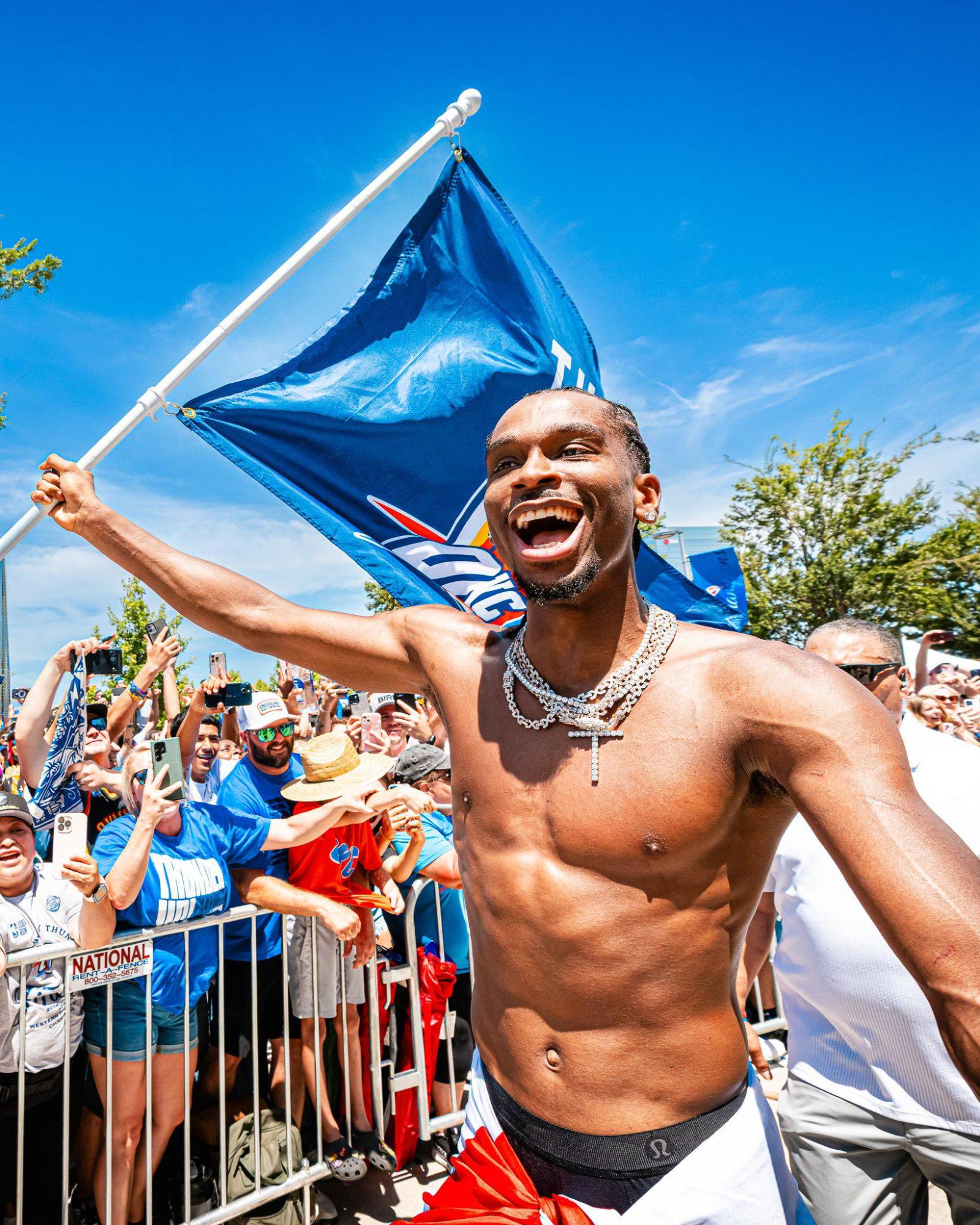 $!Afición del Thunder abarrota las calles de Oklahoma City para celebrar el anhelado título