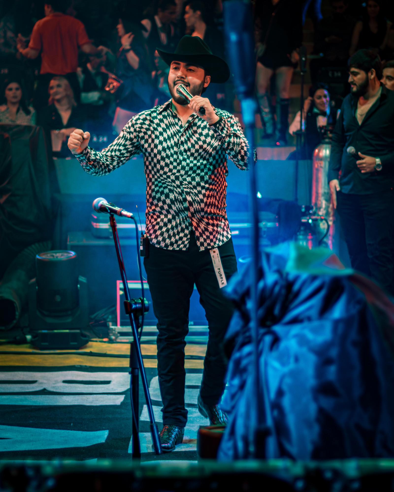 $!Wil Caro abre el concierto de Alfredo Olivas.