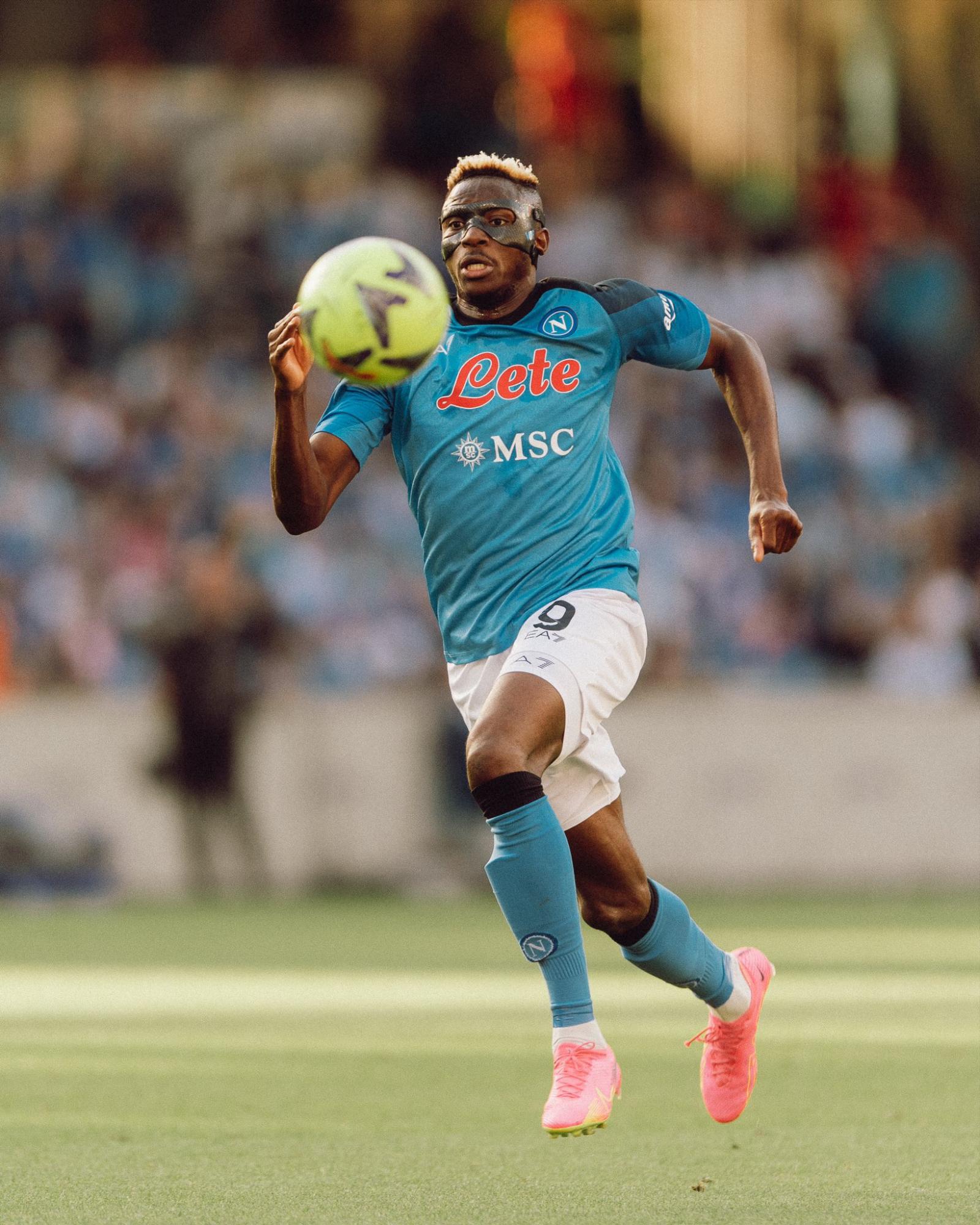 $!Chucky Lozano se lesiona en juego ante la Fiorentina
