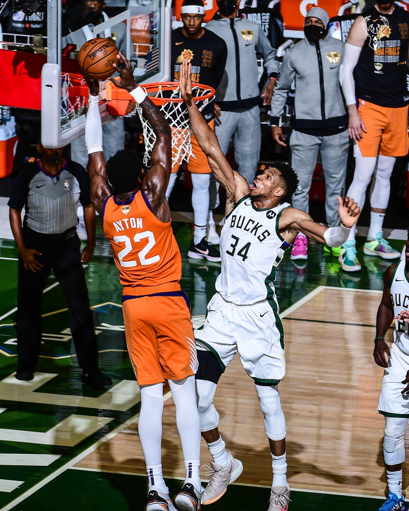 $!Milwaukee Bucks se lleva la batalla y se empatan las Finales NBA