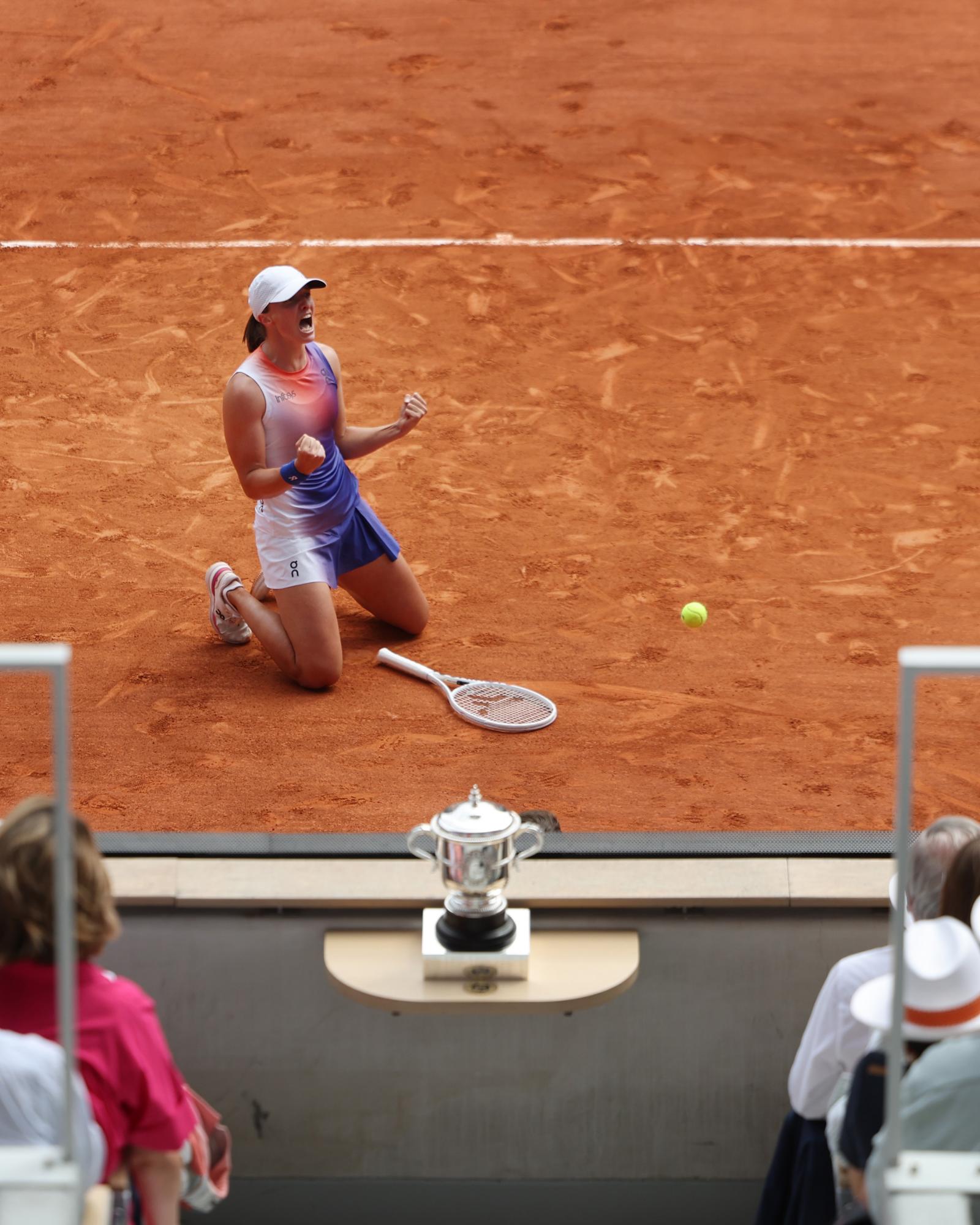 $!¡Reina de París! Swiatek vence a Paolini para ganar su cuarta corona en Roland Garros