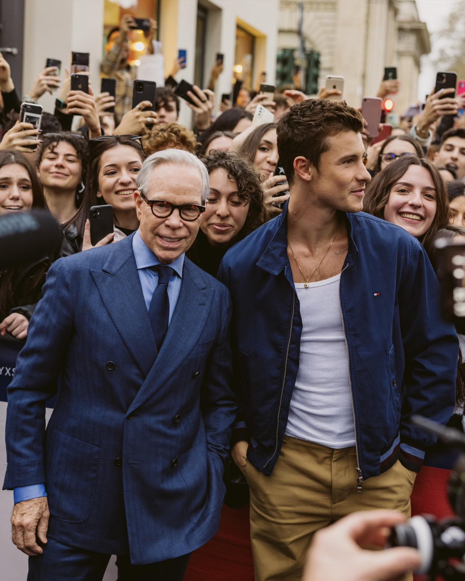 $!Shawn Mendez junto a Tommy Hilfiger.