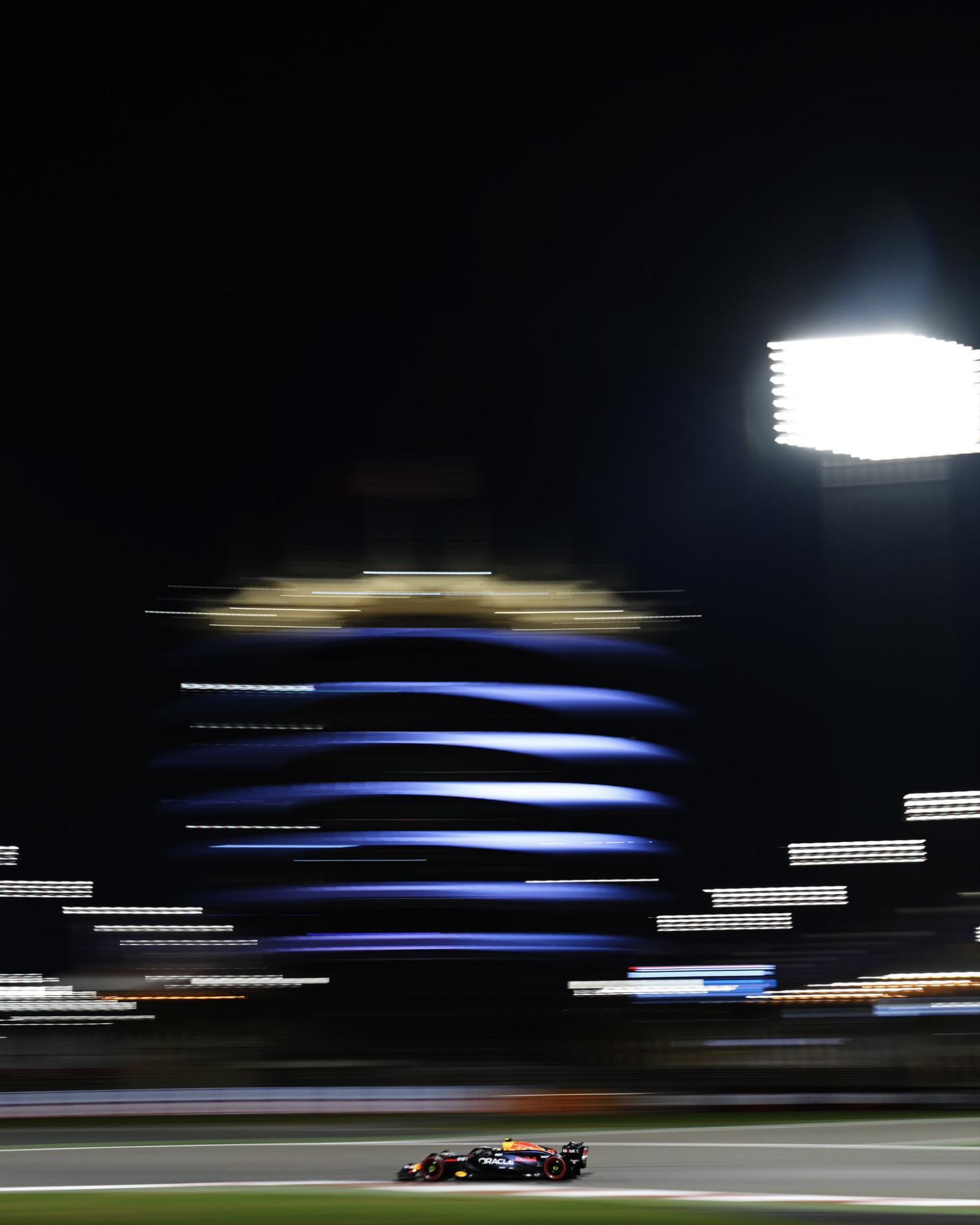 $!Checo Pérez, en puestos 12 y 10 en las primeras prácticas en GP Bahréin
