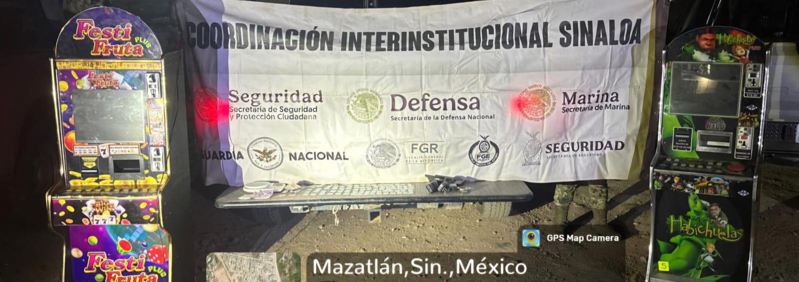$!Semar asegura 40 tragamonedas y presunta droga en Mazatlán y Escuinapa