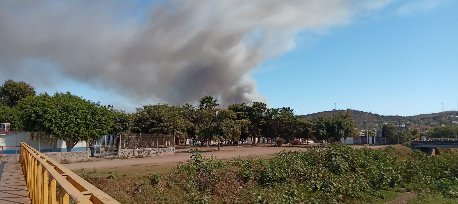 $!Se incendian llantas y desechos en el basurón de Mazatlán