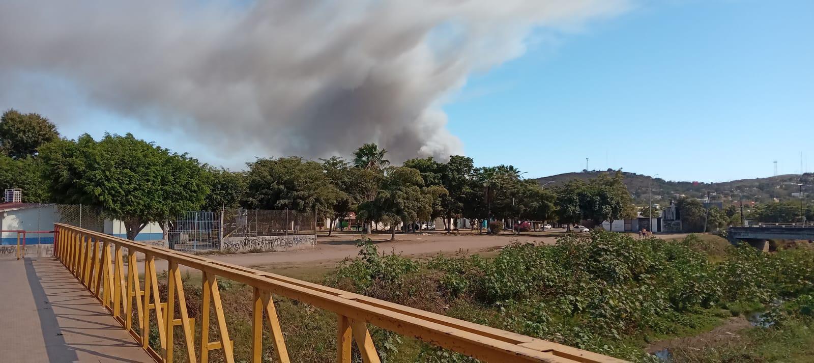 $!Se incendian llantas y desechos en el basurón de Mazatlán