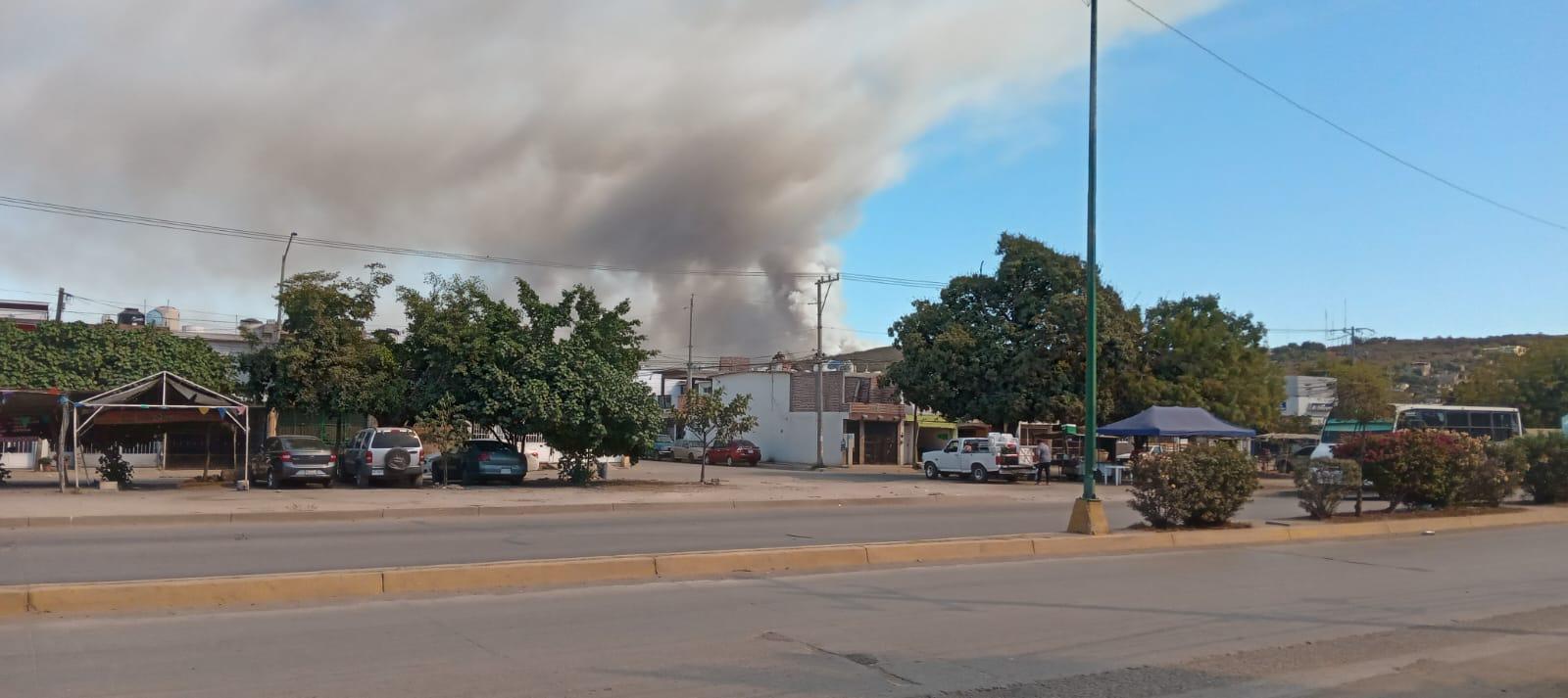 $!Se incendian llantas y desechos en el basurón de Mazatlán