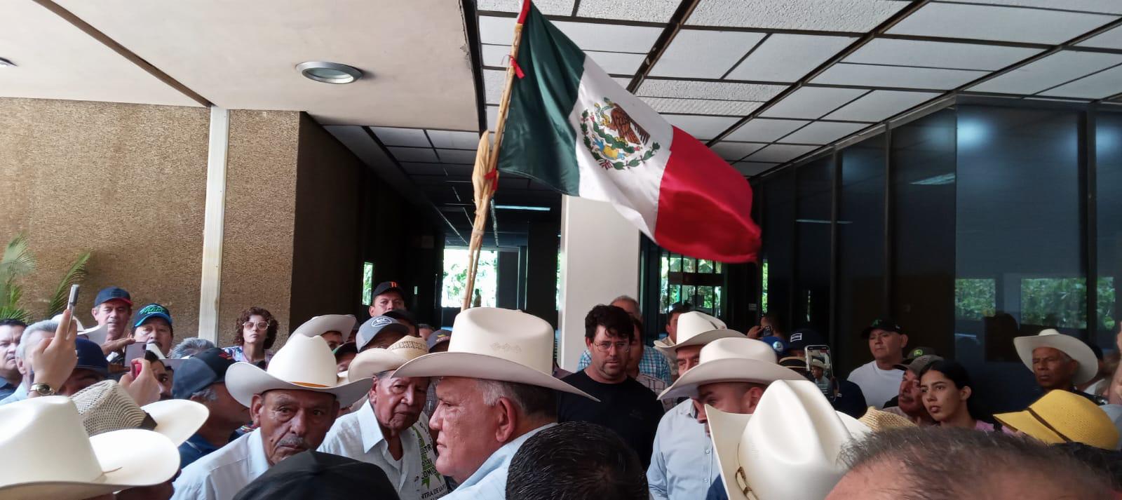 $!Antorchistas y productores agrícolas se manifiestan en el Palacio de Gobierno