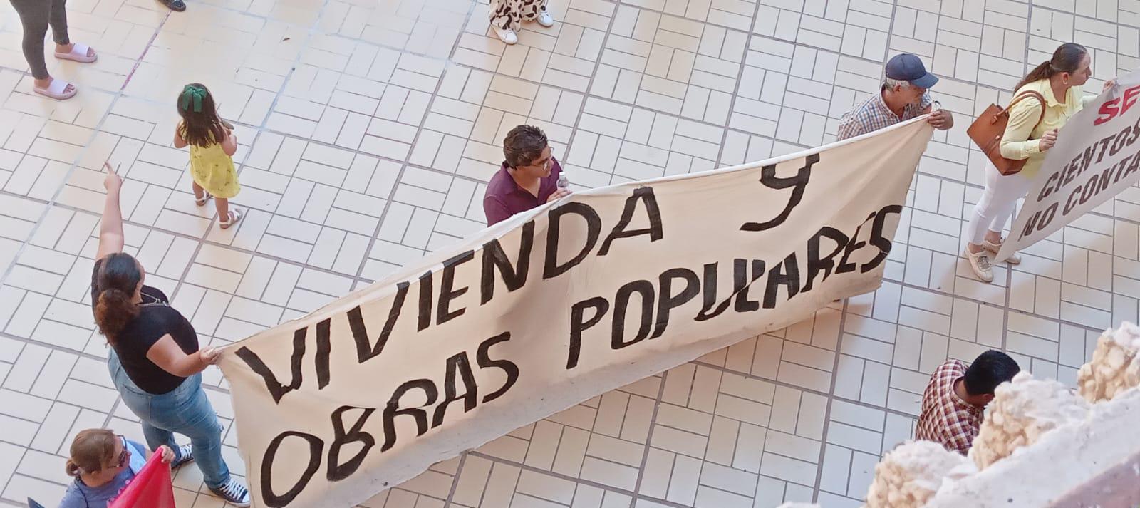 $!Antorchistas y productores agrícolas se manifiestan en el Palacio de Gobierno