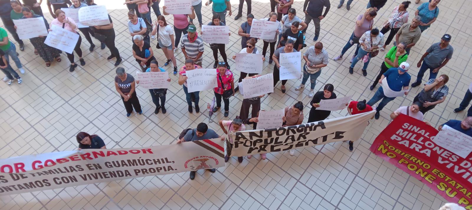 $!Antorchistas y productores agrícolas se manifiestan en el Palacio de Gobierno