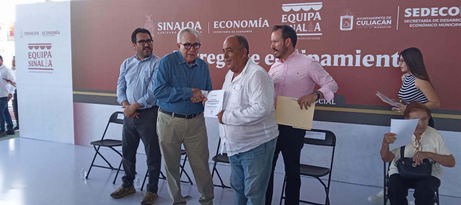 $!Reciben 229 microempresarios de Culiacán equipo productivo mediante el programa Equipa Sinaloa