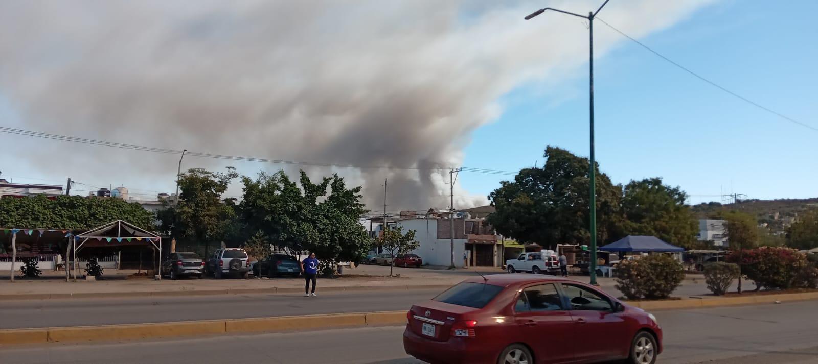 $!Se incendian llantas y desechos en el basurón de Mazatlán