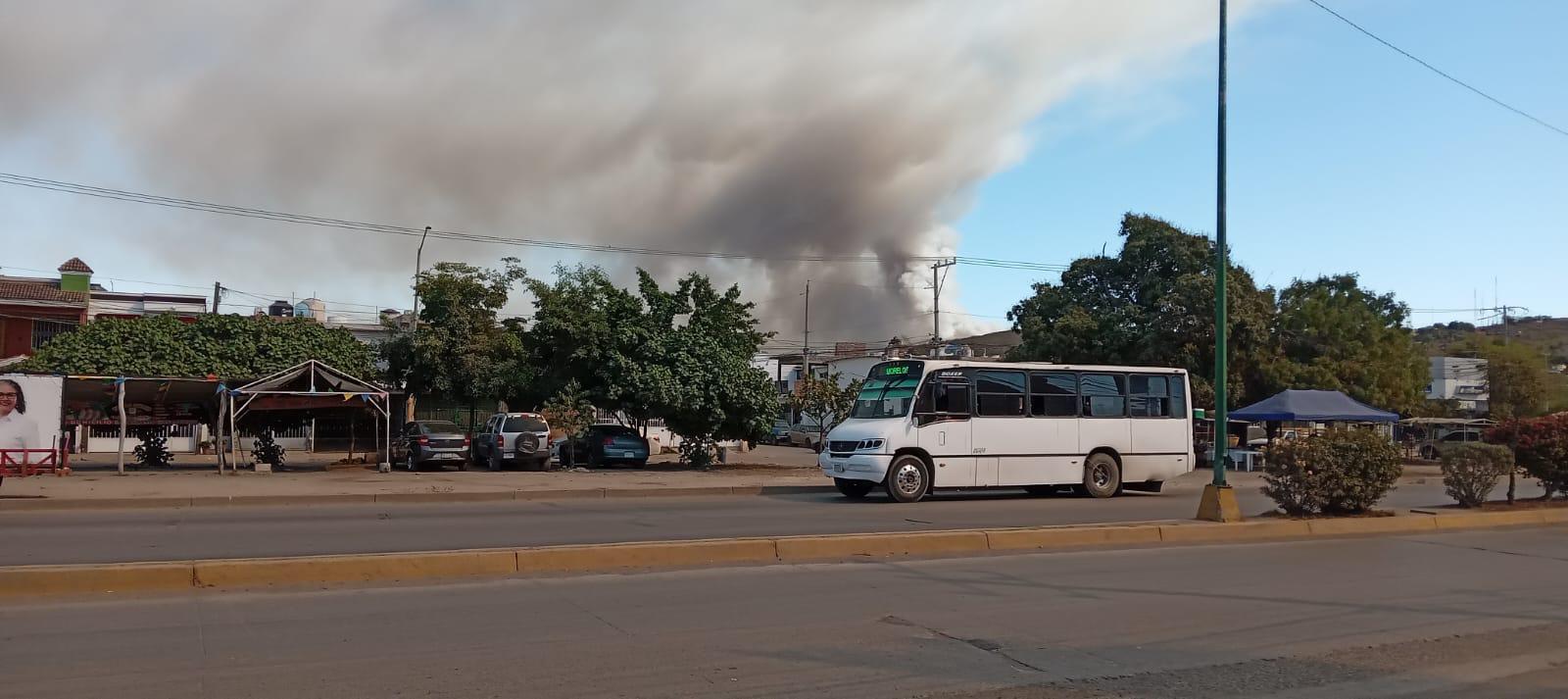 $!Se incendian llantas y desechos en el basurón de Mazatlán