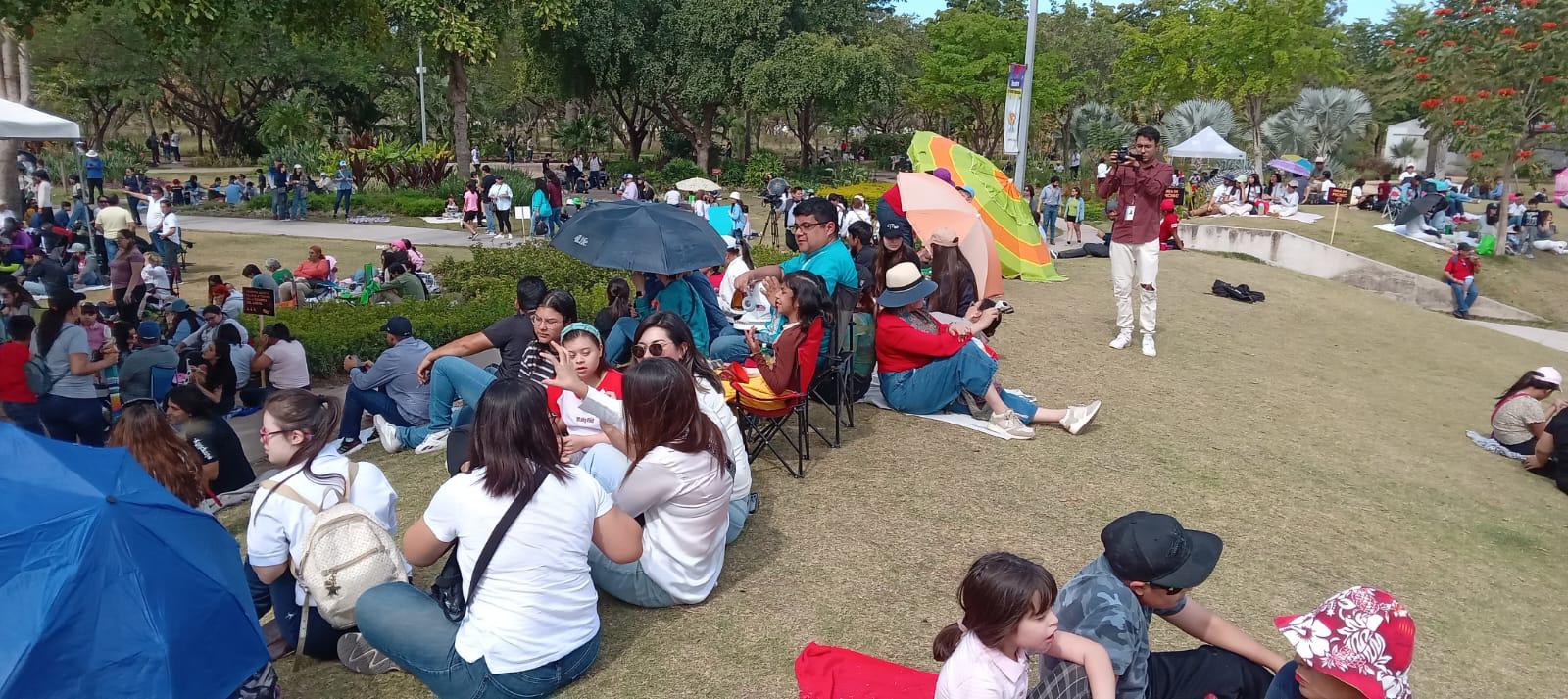 $!Amenizan con música la euforia previo al eclipse en el Centro de Ciencias de Culiacán