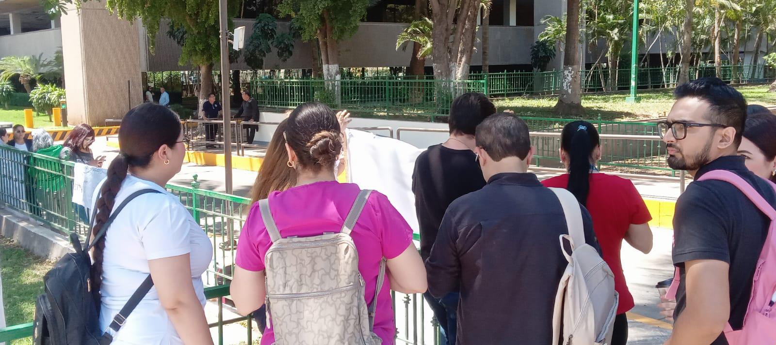 $!Trabajadores de la Secretaría de Salud de Sinaloa se manifiestan desde hace un mes pidiendo plazas