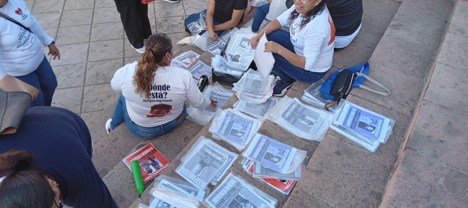 $!Colectivo pega fichas de búsqueda de personas en Fin de Año, en Culiacán