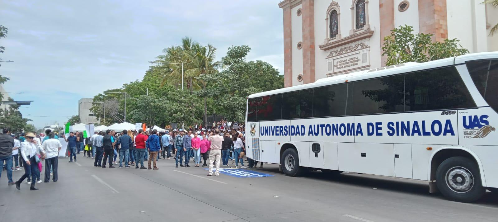 $!Moviliza la UAS a su personal y toma la avenida Obregón en Culiacán