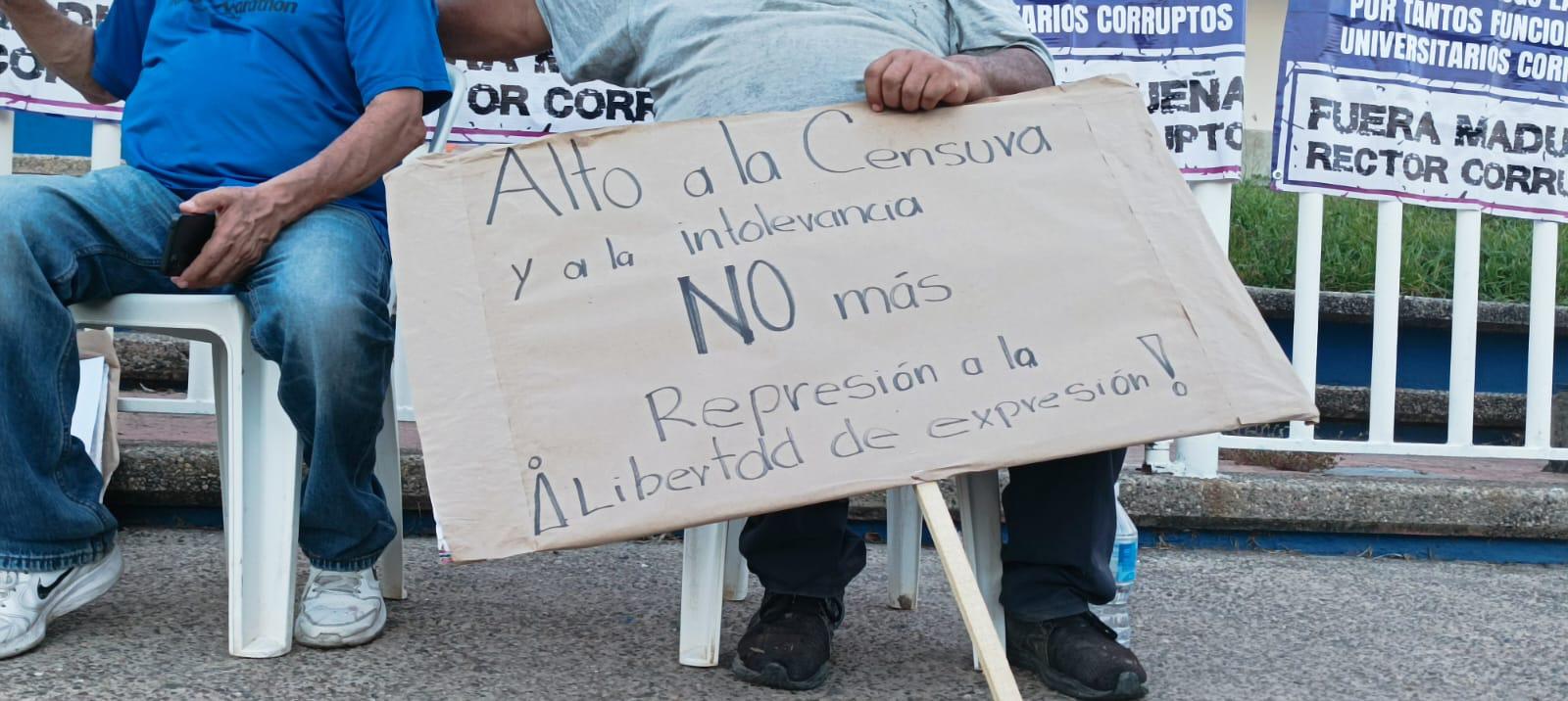$!Colocan altar de muertos frente a la Vicerrectoría de la UAS en Mazatlán