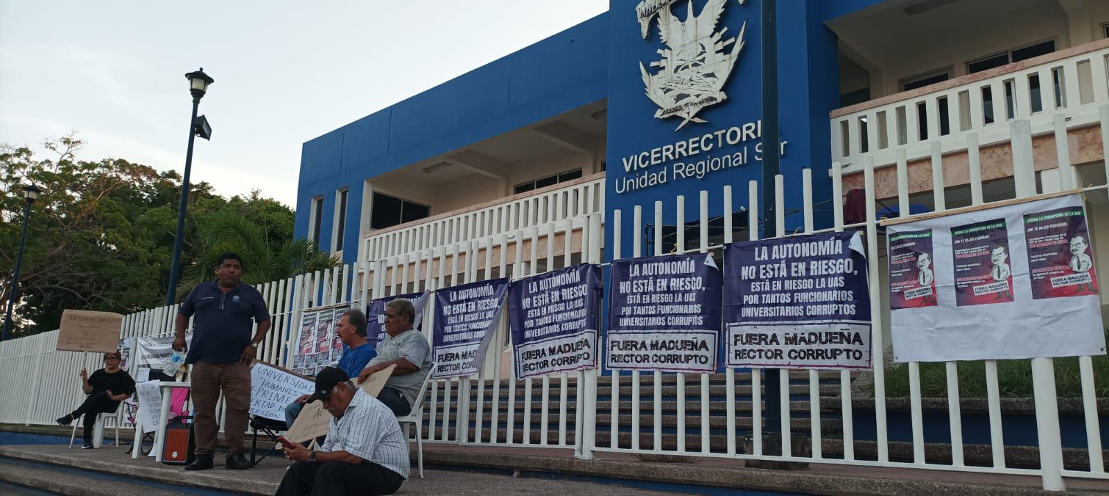 $!Colocan altar de muertos frente a la Vicerrectoría de la UAS en Mazatlán
