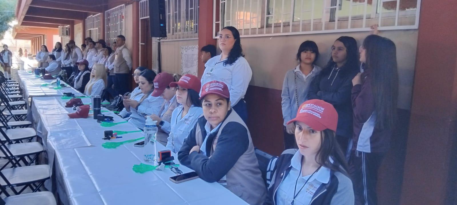 $!Entregan tarjetas para cobrar beca Rita Cetina, en la Técnica 79, en Culiacán