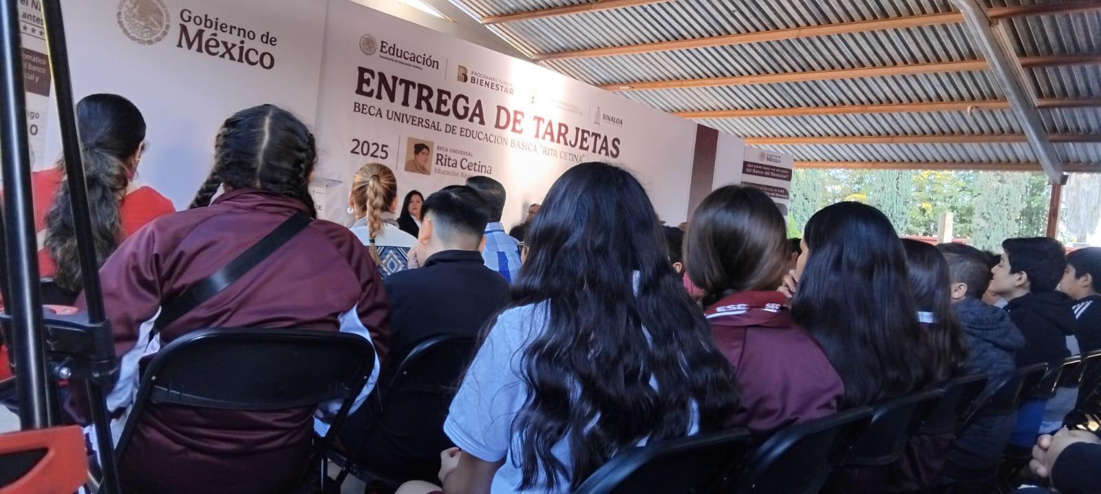 $!Entregan tarjetas para cobrar beca Rita Cetina, en la Técnica 79, en Culiacán