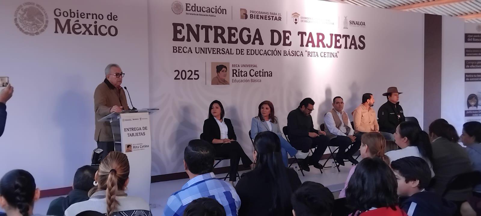 $!Entregan tarjetas para cobrar beca Rita Cetina, en la Técnica 79, en Culiacán
