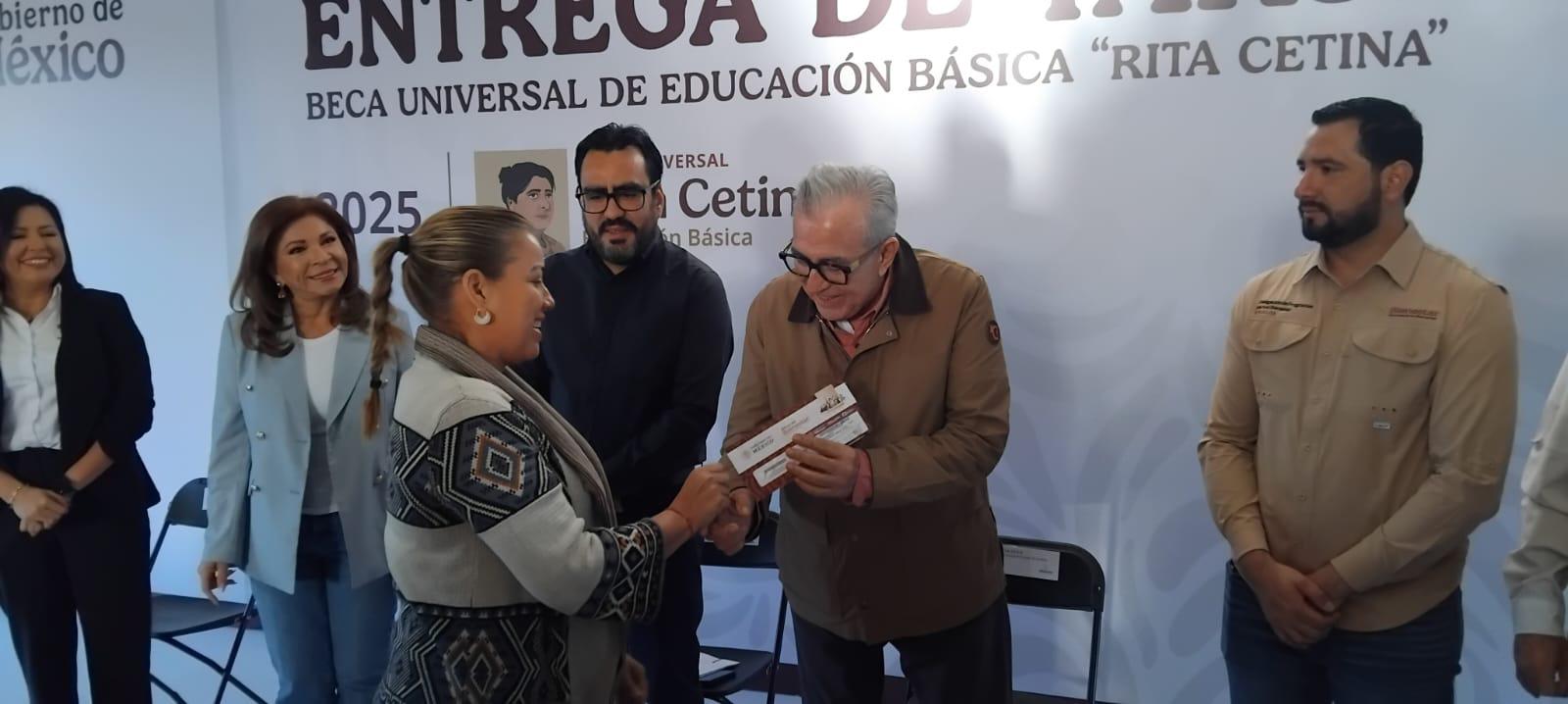 $!Entregan tarjetas para cobrar beca Rita Cetina, en la Técnica 79, en Culiacán