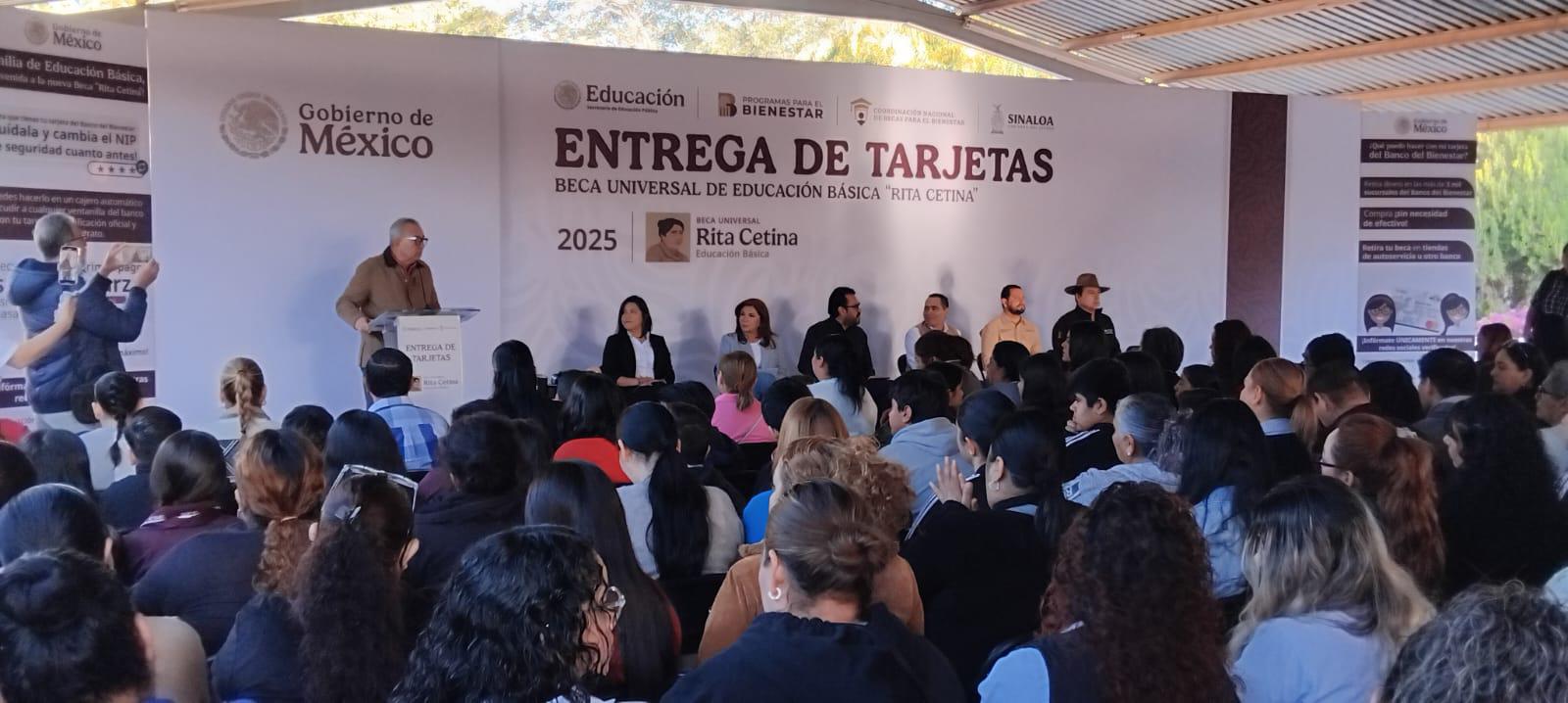 $!Entregan tarjetas para cobrar beca Rita Cetina, en la Técnica 79, en Culiacán