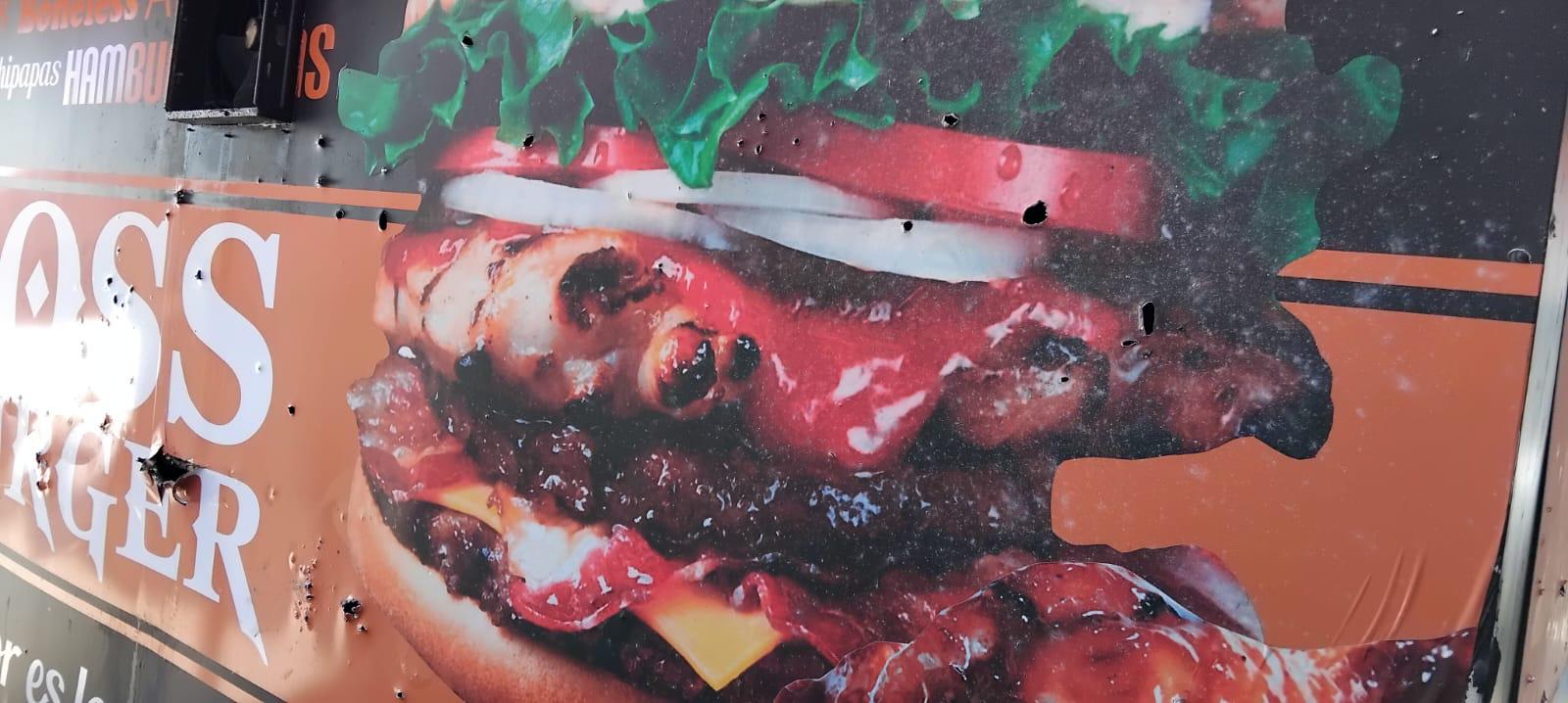 $!Atacan a balazos negocio de hamburguesas en Stanza Torralba, en Culiacán
