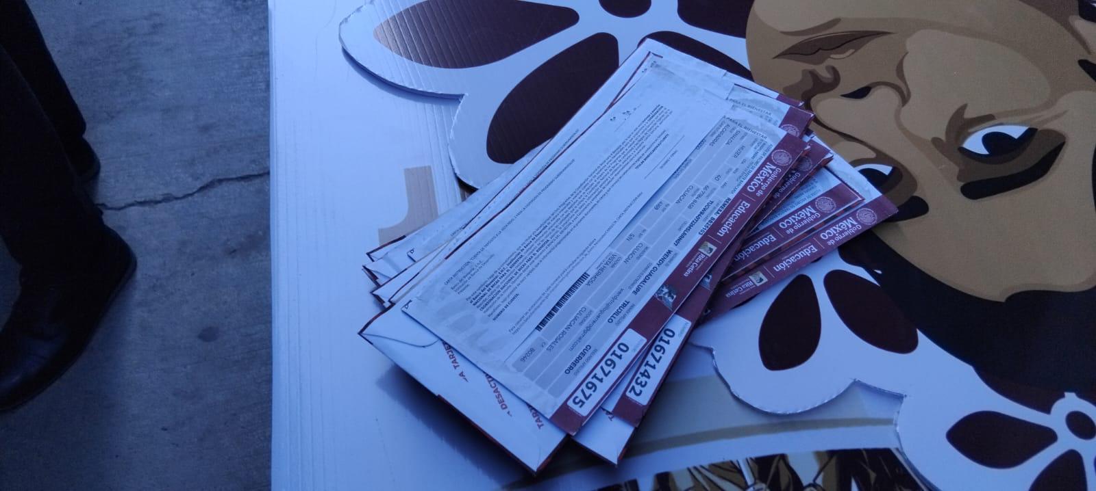 $!Entregan tarjetas para cobrar beca Rita Cetina, en la Técnica 79, en Culiacán