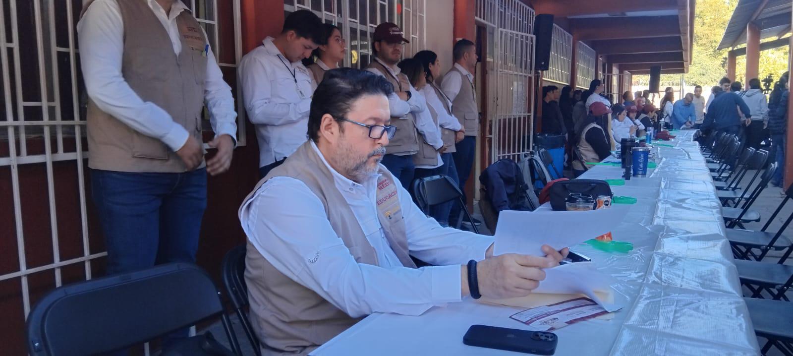 $!Entregan tarjetas para cobrar beca Rita Cetina, en la Técnica 79, en Culiacán